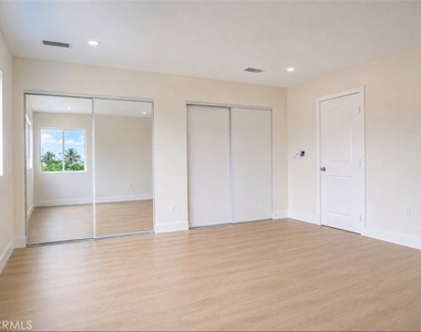 8410 Noble - Photo Thumbnail 6