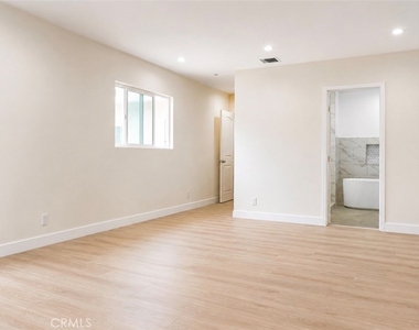 8412 Noble - Photo Thumbnail 12