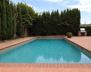 8412 Noble - Photo Thumbnail 6