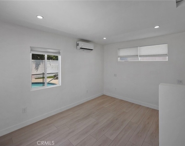 18015 Collins - Photo Thumbnail 17