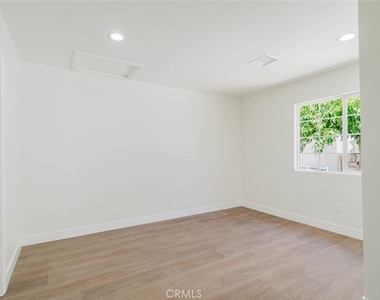 17906 Califa Street - Photo Thumbnail 5