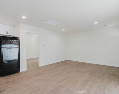 17906 Califa Street - Photo Thumbnail 3