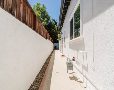 17906 Califa Street - Photo Thumbnail 12
