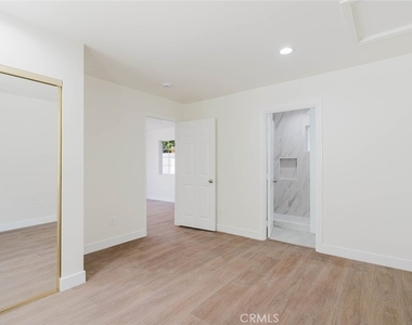 17906 Califa Street - Photo Thumbnail 6
