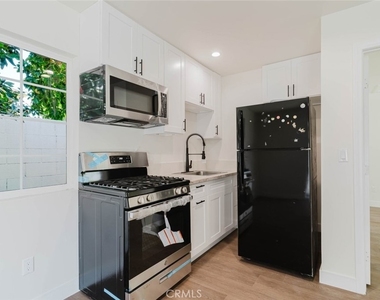17906 Califa Street - Photo Thumbnail 4