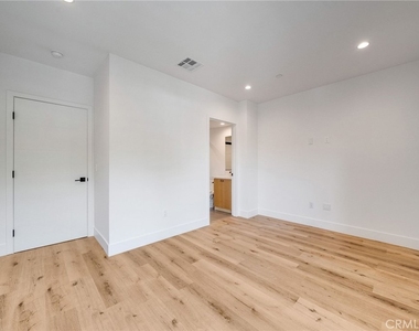 6201 La Mirada - Photo Thumbnail 7