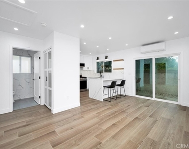 1652 E Rogers Street - Photo Thumbnail 3