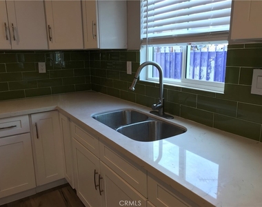220 E 61st - Photo Thumbnail 2