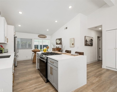 25552 Mackenzie Street - Photo Thumbnail 6