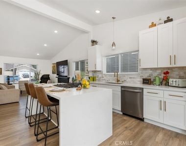 25552 Mackenzie Street - Photo Thumbnail 2