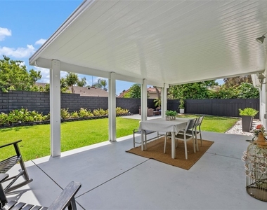 25552 Mackenzie Street - Photo Thumbnail 4