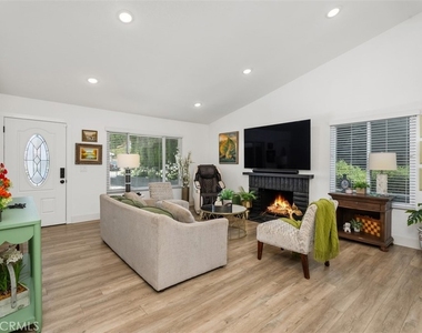25552 Mackenzie Street - Photo Thumbnail 5