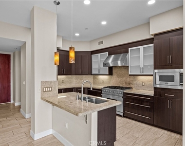 402 Rockefeller - Photo Thumbnail 3