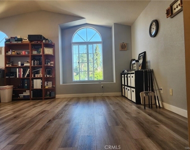 412 Bristol Way - Photo Thumbnail 2