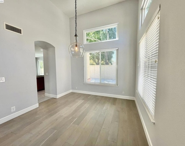 4238 Diavila Ave - Photo Thumbnail 12
