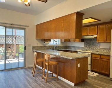 43572 Bryant St - Photo Thumbnail 2