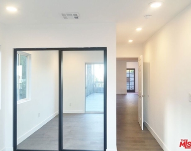 8538 W West Knoll Drive - Photo Thumbnail 11