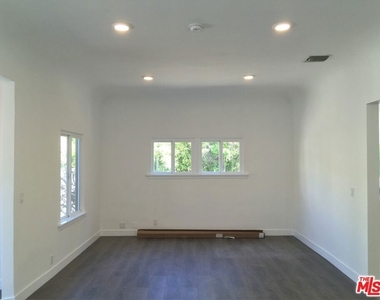 8538 W West Knoll Drive - Photo Thumbnail 3