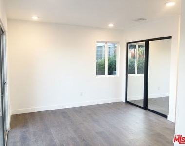 8538 W West Knoll Drive - Photo Thumbnail 10