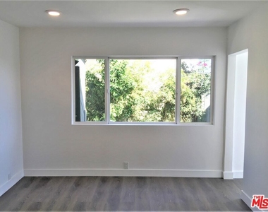 8538 W West Knoll Drive - Photo Thumbnail 13