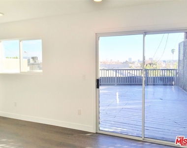 8538 W West Knoll Drive - Photo Thumbnail 12