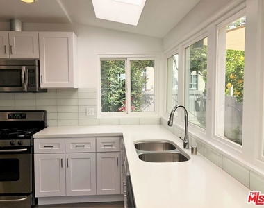 8538 W West Knoll Drive - Photo Thumbnail 7
