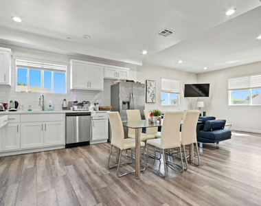 1805 S New England Street - Photo Thumbnail 5