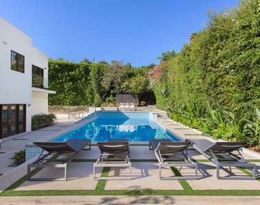 1378 N Doheny Drive - Photo Thumbnail 12