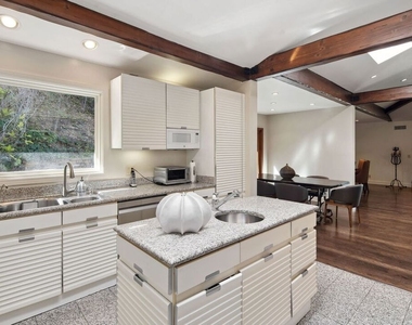 105 N Glenroy Avenue - Photo Thumbnail 13