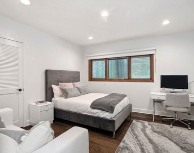 105 N Glenroy Avenue - Photo Thumbnail 19