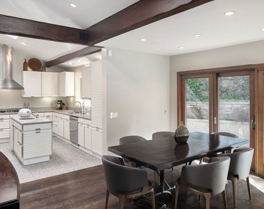 105 N Glenroy Avenue - Photo Thumbnail 12