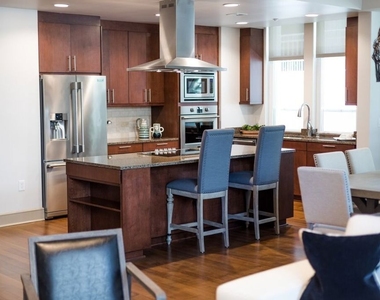 10700 Wilshire Boulevard - Photo Thumbnail 4