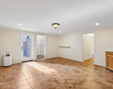 6727 1/2 Orion Avenue - Photo Thumbnail 10