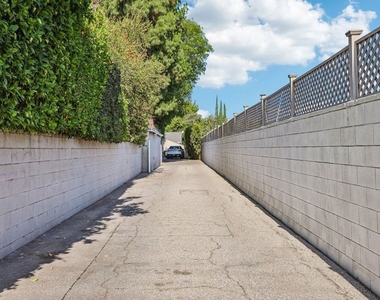 6727 1/2 Orion Avenue - Photo Thumbnail 4
