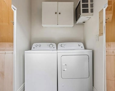 6727 1/2 Orion Avenue - Photo Thumbnail 21