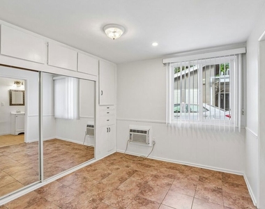 6727 1/2 Orion Avenue - Photo Thumbnail 15