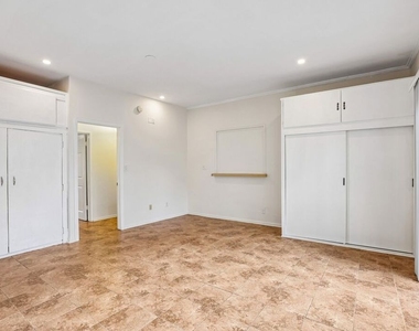 6727 1/2 Orion Avenue - Photo Thumbnail 9
