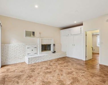 6727 1/2 Orion Avenue - Photo Thumbnail 8