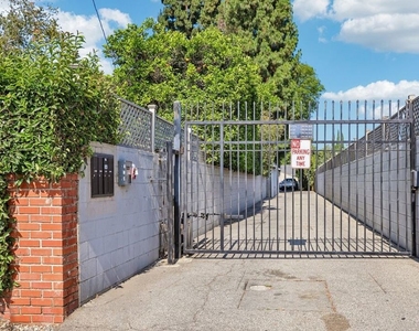 6727 1/2 Orion Avenue - Photo Thumbnail 5