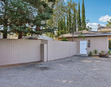 6727 1/2 Orion Avenue - Photo Thumbnail 2