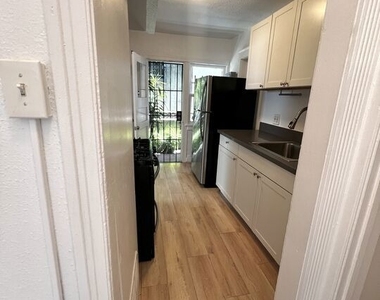 936 S Berendo Street - Photo Thumbnail 4