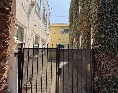 936 S Berendo Street - Photo Thumbnail 11