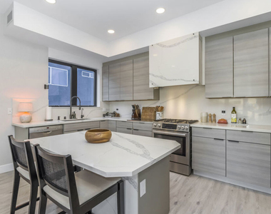 137 N Doheny Drive - Photo Thumbnail 5