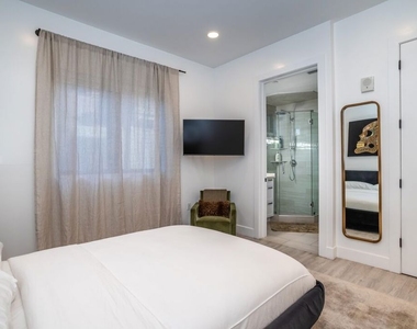 137 N Doheny Drive - Photo Thumbnail 15
