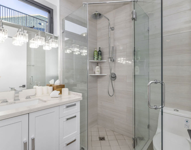 137 N Doheny Drive - Photo Thumbnail 16
