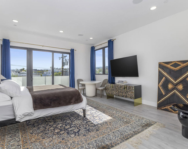 137 N Doheny Drive - Photo Thumbnail 8