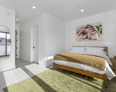 137 N Doheny Drive - Photo Thumbnail 12