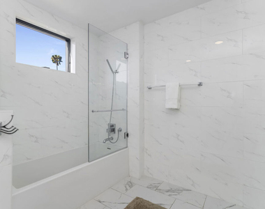 137 N Doheny Drive - Photo Thumbnail 10