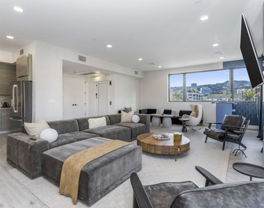 137 N Doheny Drive - Photo Thumbnail 2