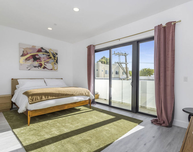 137 N Doheny Drive - Photo Thumbnail 11